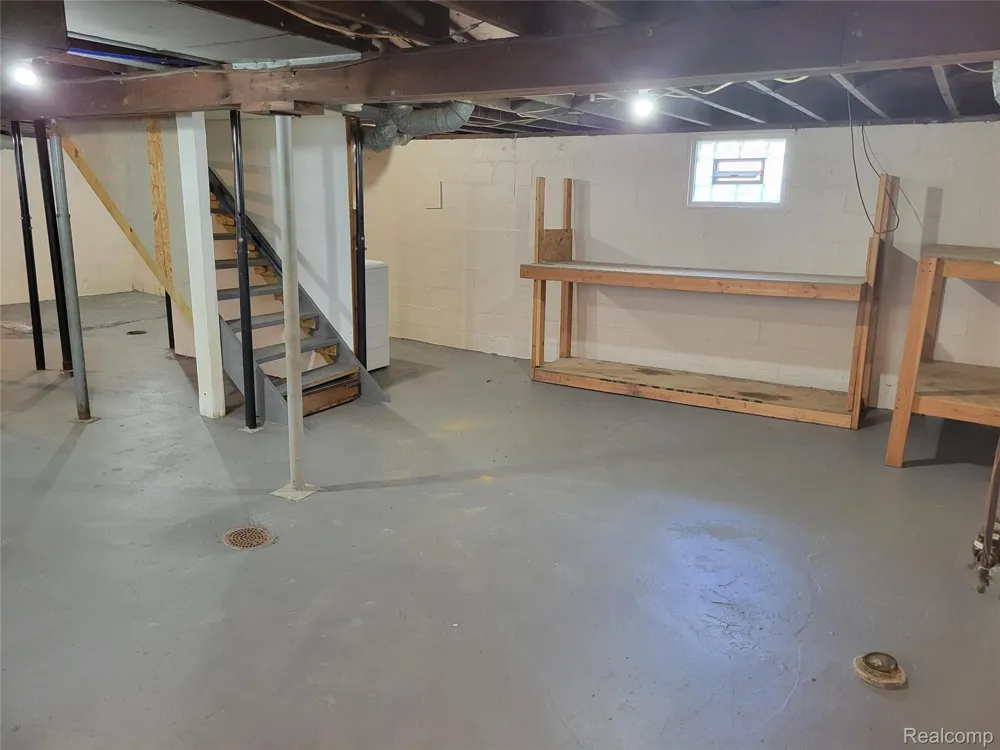914 Middle Street Lansing City, MI 48915