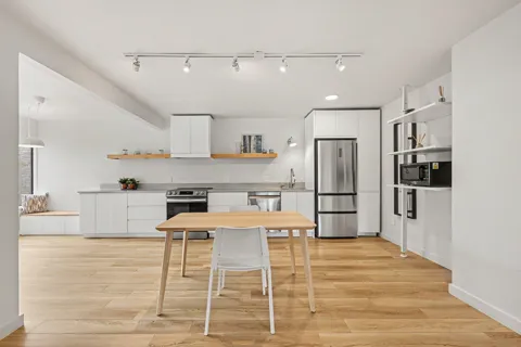 2104 Pauline Boulevard #205