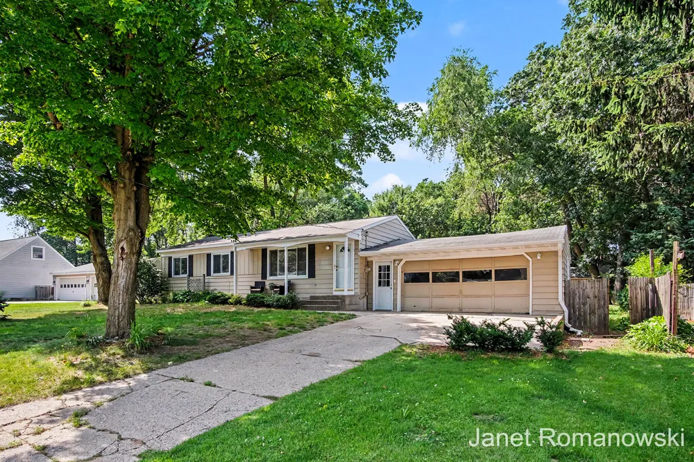 11141 Woodbushe Drive SE Lowell Charter Township, MI 49331