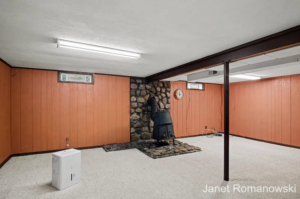 11141 Woodbushe Drive SE Lowell Charter Township, MI 49331