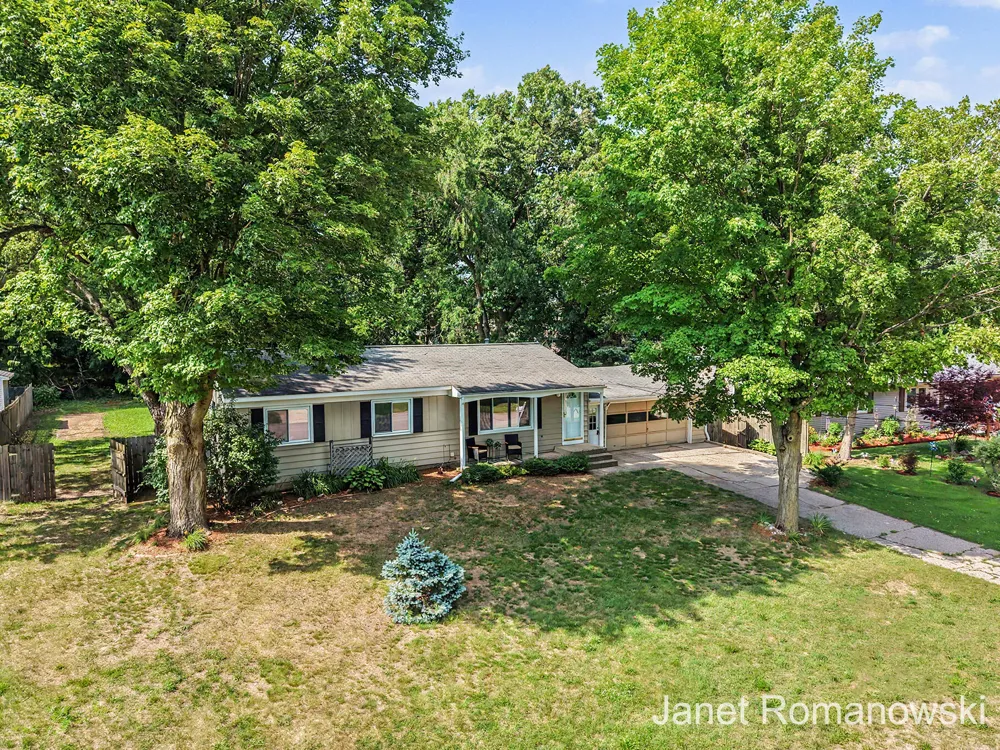 11141 Woodbushe Drive SE Lowell Charter Township, MI 49331