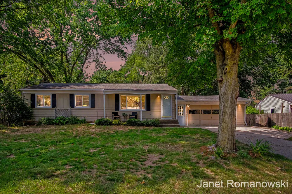 11141 Woodbushe Drive SE Lowell Charter Township, MI 49331