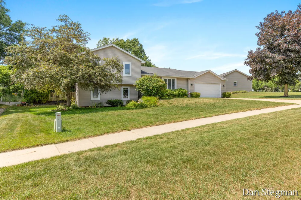 1421 Hollow Ridge Drive NE Rockford City, MI 49341