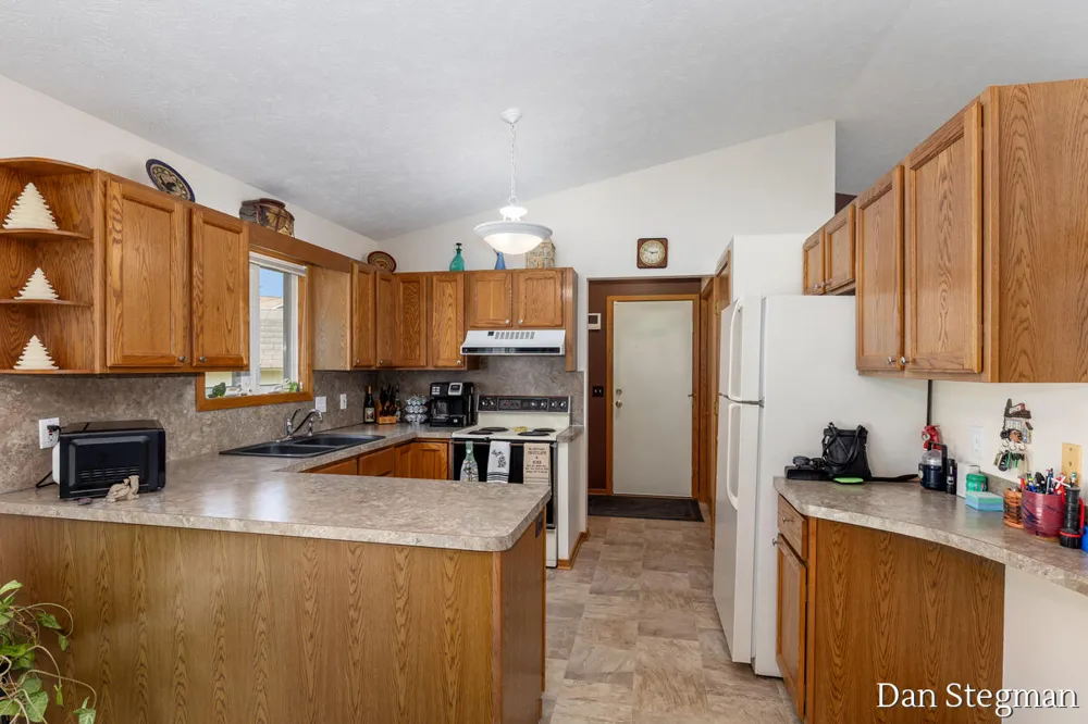 1421 Hollow Ridge Drive NE Rockford City, MI 49341