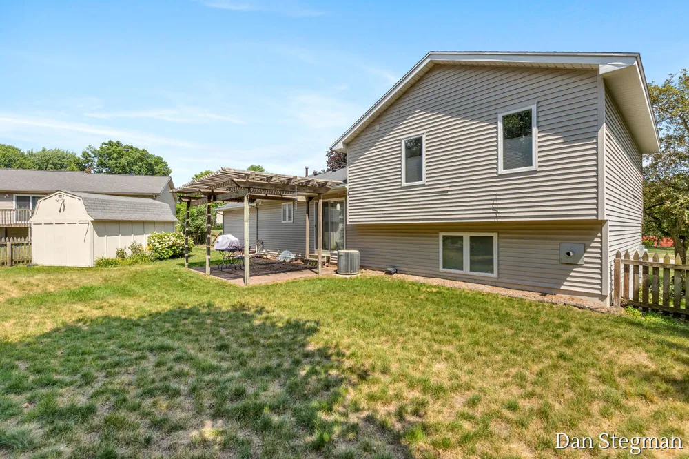 1421 Hollow Ridge Drive NE Rockford City, MI 49341