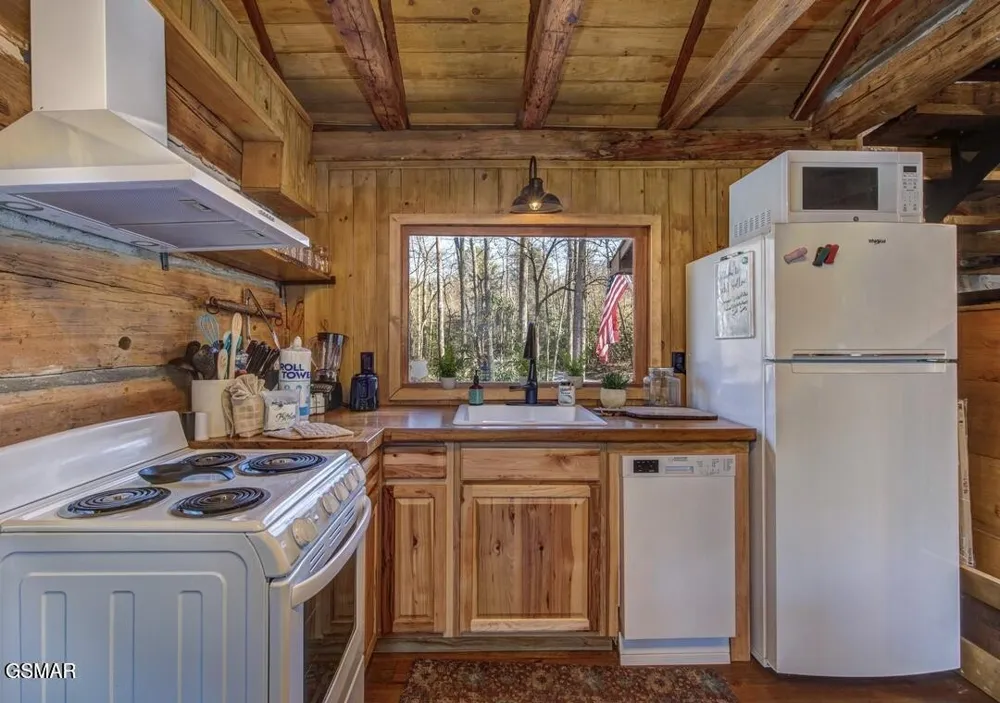 125 Cricket Hollow Way Cosby, TN 37722