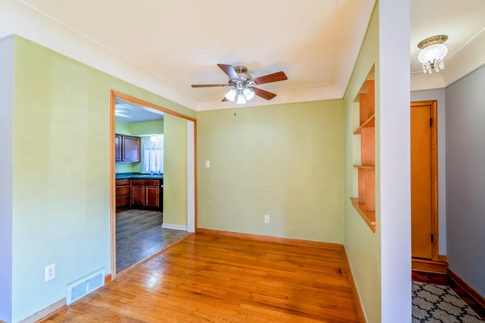 2910 Parkwood Street Trenton, MI 48183