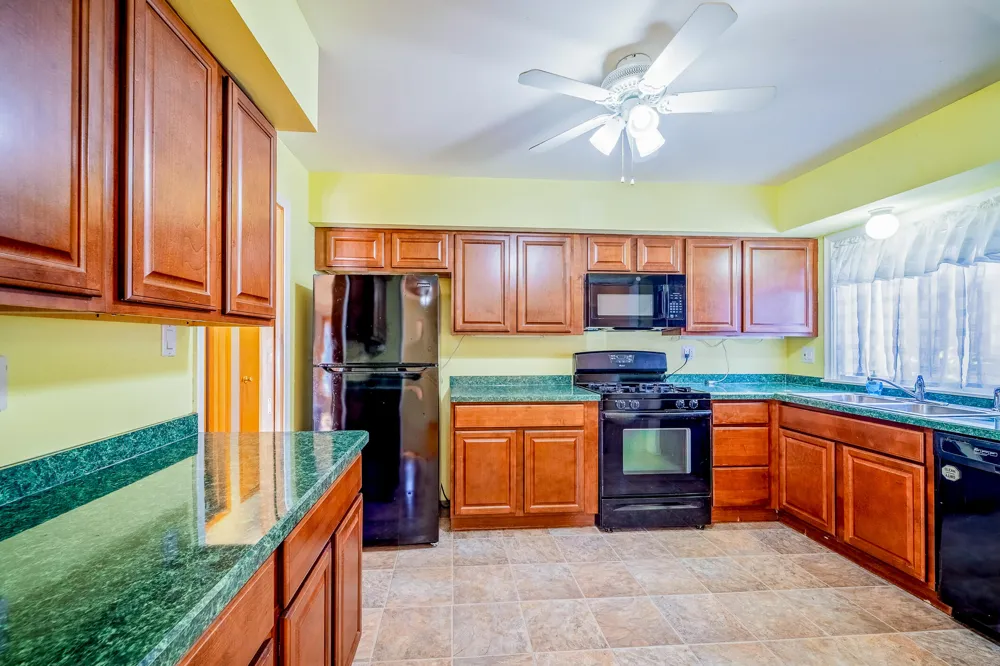 2910 Parkwood Street Trenton, MI 48183
