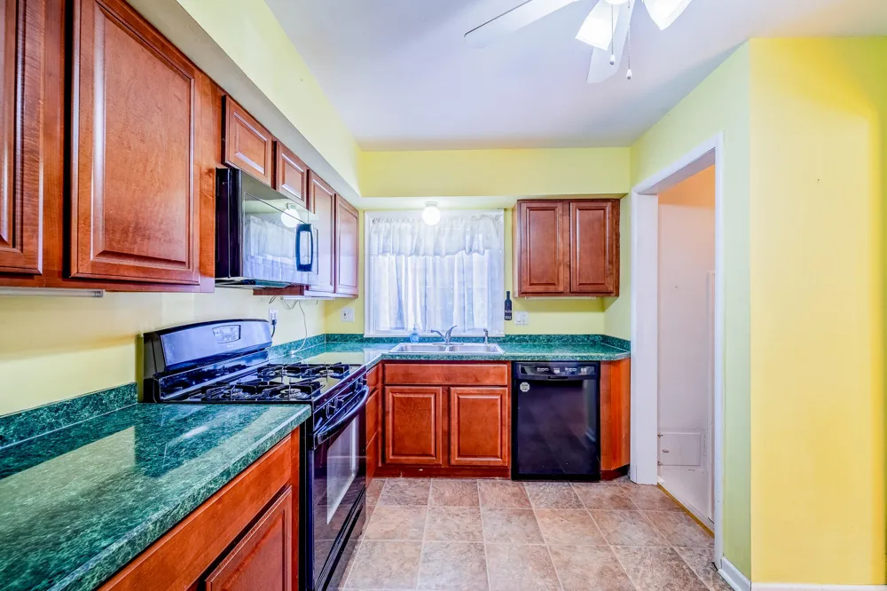 2910 Parkwood Street Trenton, MI 48183