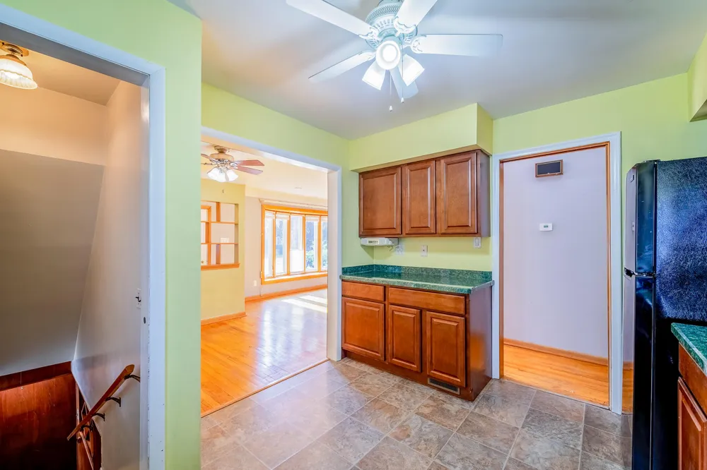 2910 Parkwood Street Trenton, MI 48183