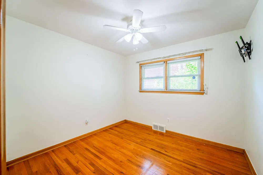 2910 Parkwood Street Trenton, MI 48183