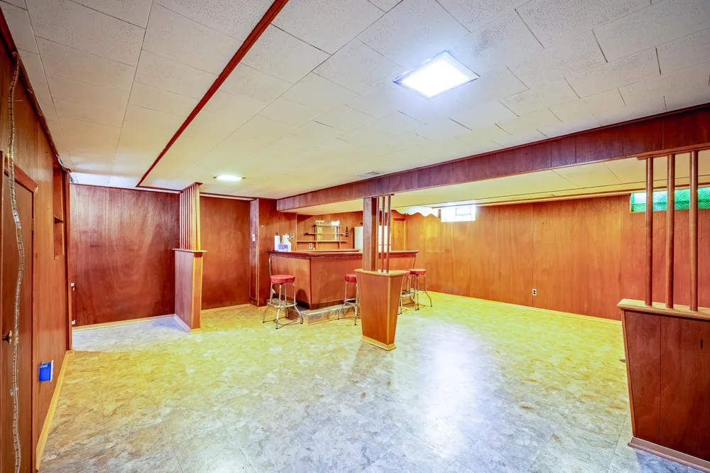2910 Parkwood Street Trenton, MI 48183