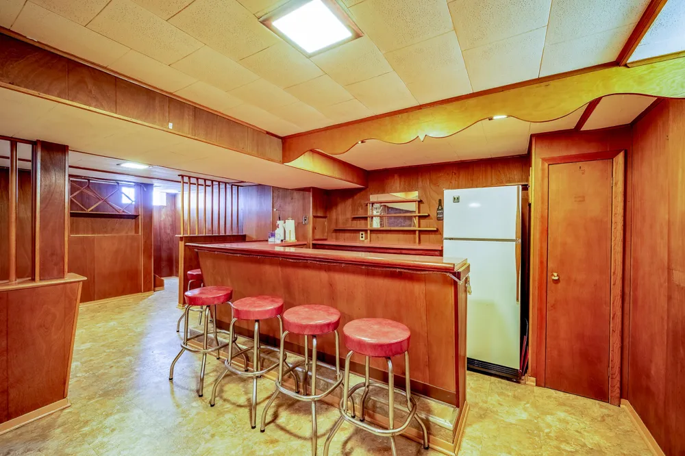 2910 Parkwood Street Trenton, MI 48183