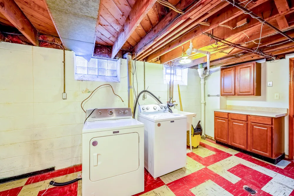 2910 Parkwood Street Trenton, MI 48183