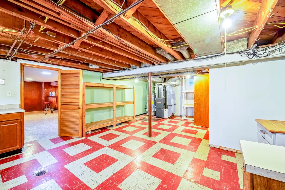 2910 Parkwood Street Trenton, MI 48183