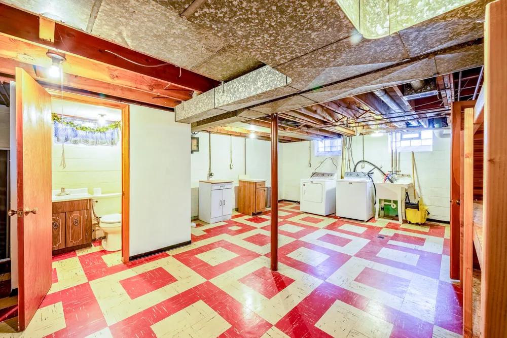 2910 Parkwood Street Trenton, MI 48183
