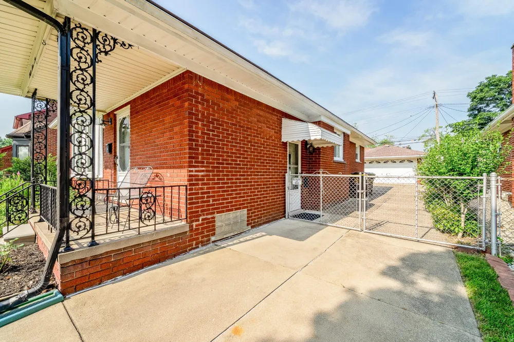 2910 Parkwood Street Trenton, MI 48183