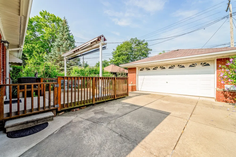 2910 Parkwood Street Trenton, MI 48183