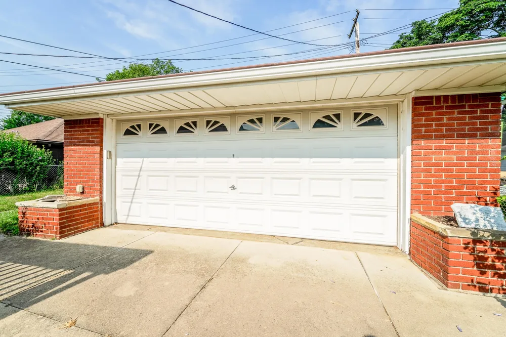 2910 Parkwood Street Trenton, MI 48183