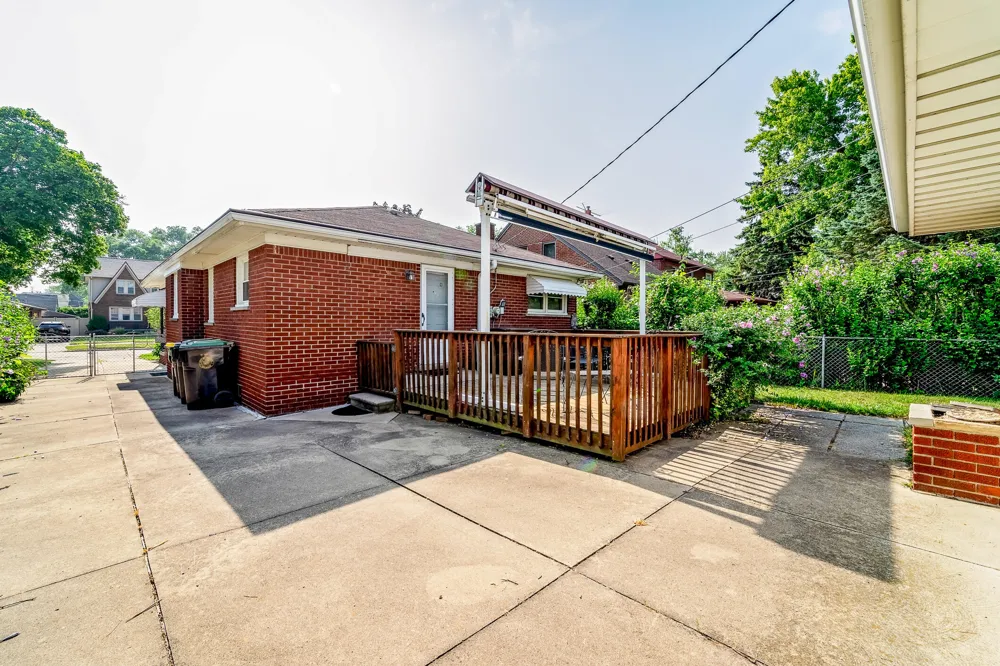 2910 Parkwood Street Trenton, MI 48183