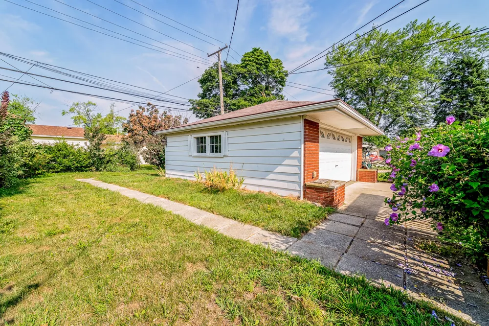 2910 Parkwood Street Trenton, MI 48183