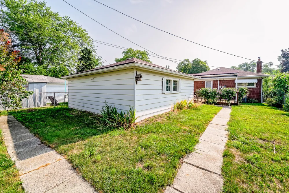 2910 Parkwood Street Trenton, MI 48183