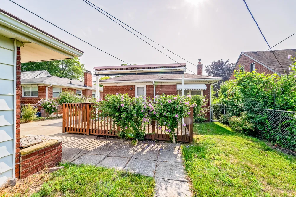 2910 Parkwood Street Trenton, MI 48183