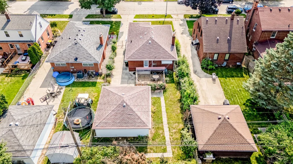 2910 Parkwood Street Trenton, MI 48183