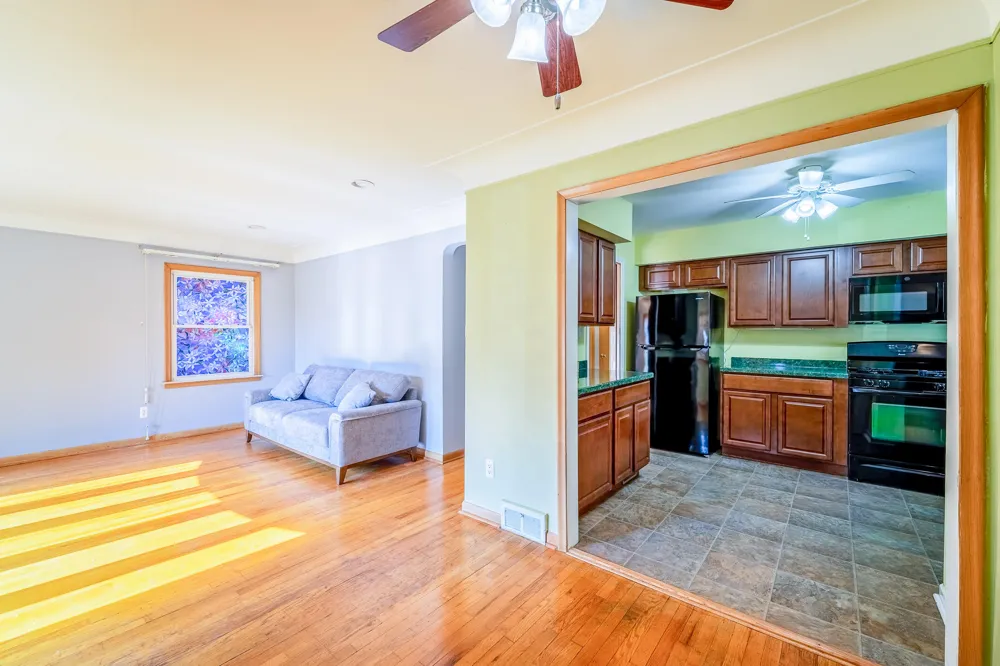 2910 Parkwood Street Trenton, MI 48183