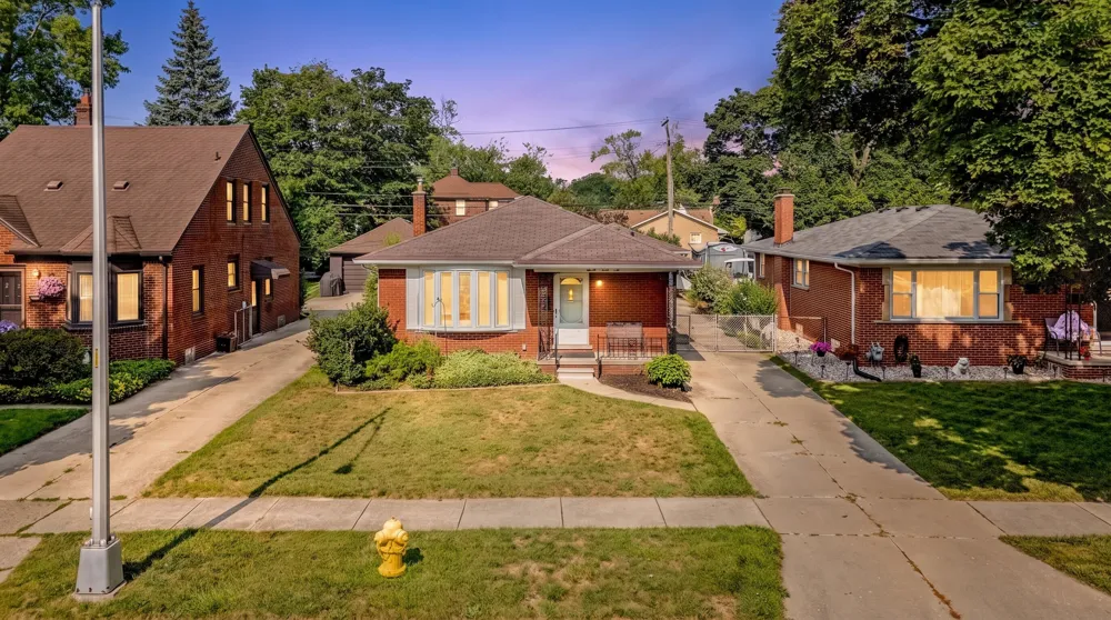 2910 Parkwood Street Trenton, MI 48183