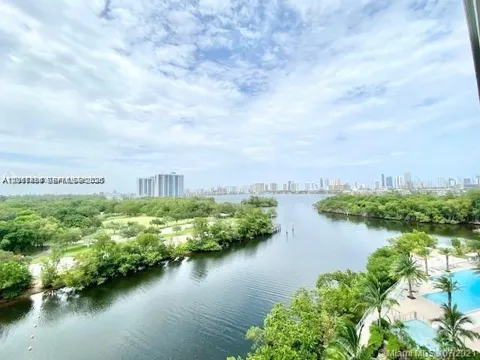 16385 Biscayne Blvd #702