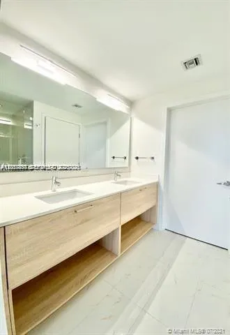 16385 Biscayne Blvd #702 North Miami Beach, FL 33160