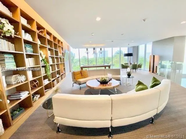 16385 Biscayne Blvd #702 North Miami Beach, FL 33160