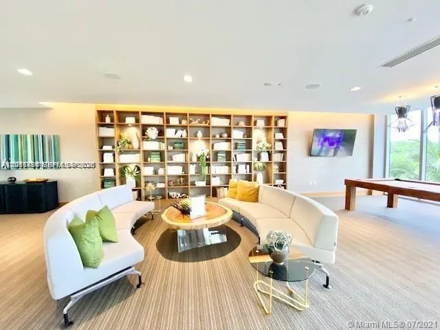 16385 Biscayne Blvd #702 North Miami Beach, FL 33160