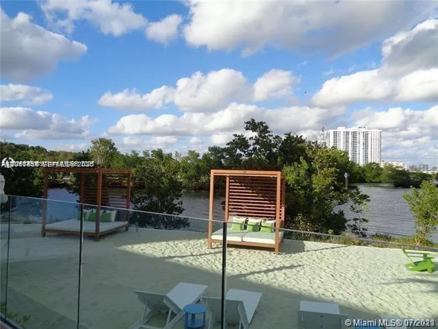 16385 Biscayne Blvd #702 North Miami Beach, FL 33160