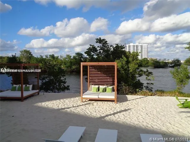 16385 Biscayne Blvd #702 North Miami Beach, FL 33160