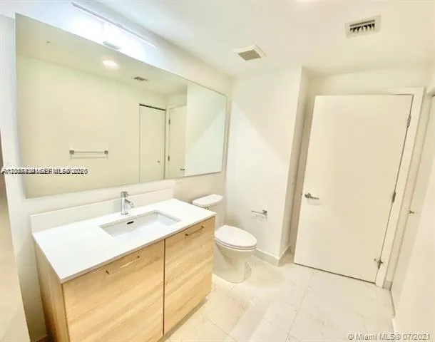 16385 Biscayne Blvd #702 North Miami Beach, FL 33160