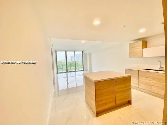 16385 Biscayne Blvd #702 North Miami Beach, FL 33160