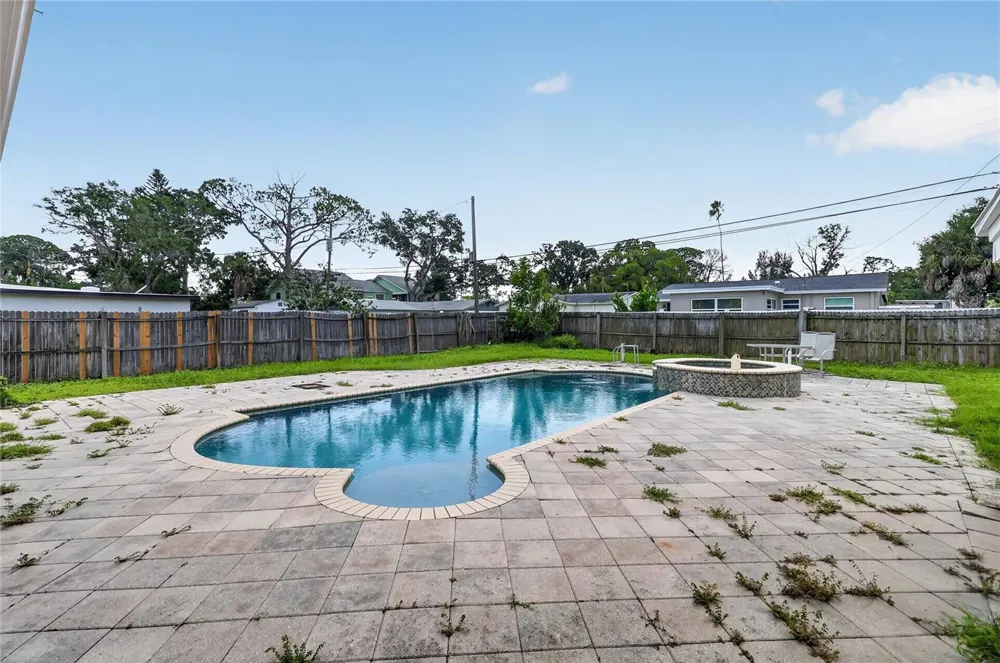 120 81ST AVENUE NE St Petersburg, FL 33702