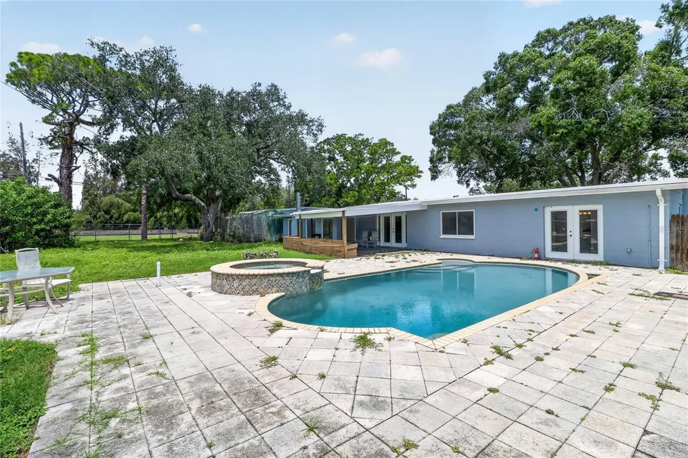 120 81ST AVENUE NE St Petersburg, FL 33702