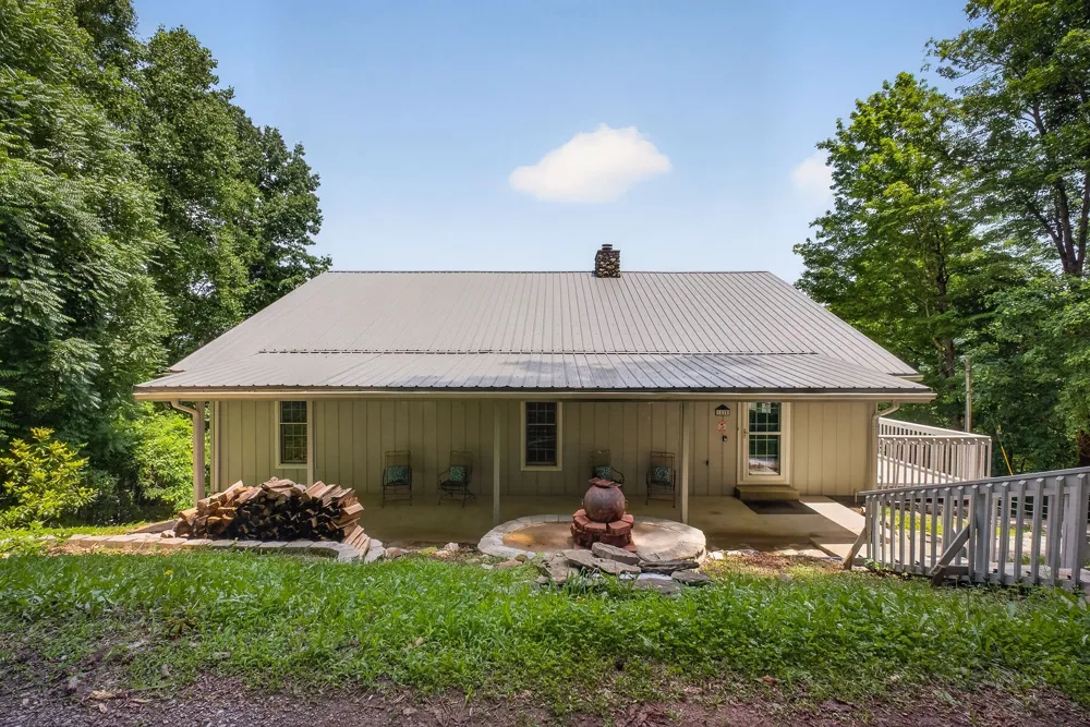 1038 Lakeside Dr Smithville, TN 37166