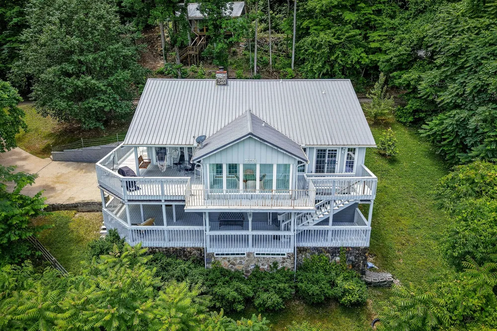 1038 Lakeside Dr Smithville, TN 37166