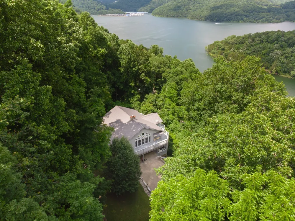1038 Lakeside Dr Smithville, TN 37166
