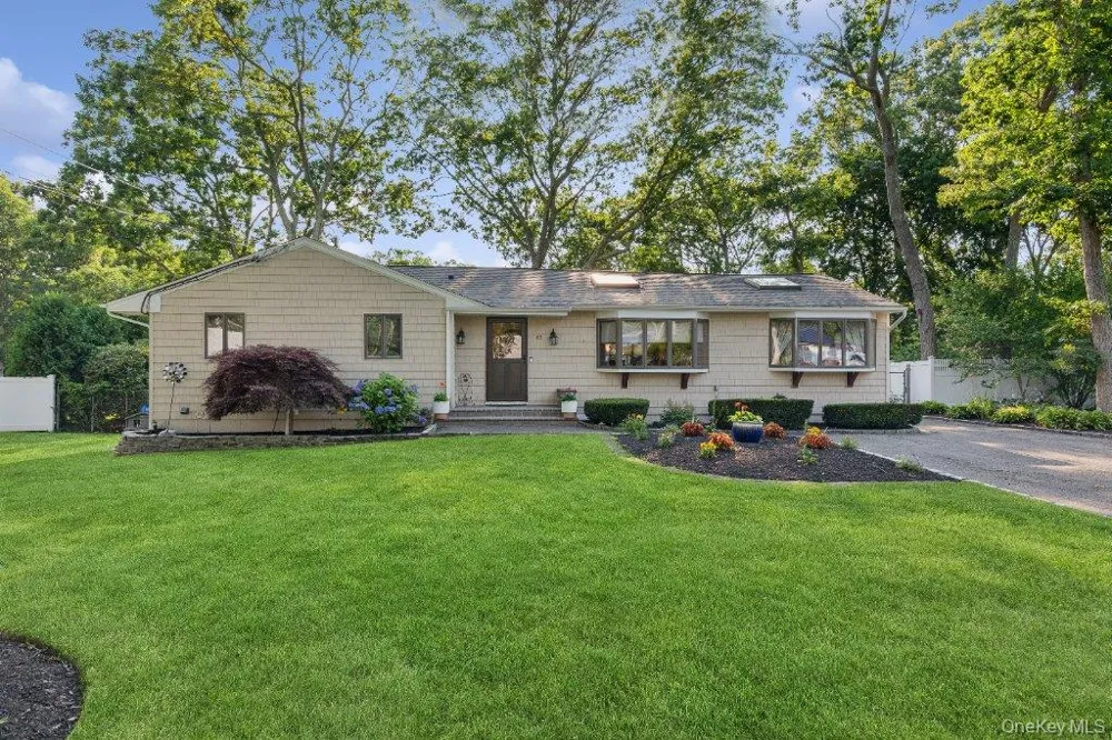 61 Timber Drive Calverton, NY 11933