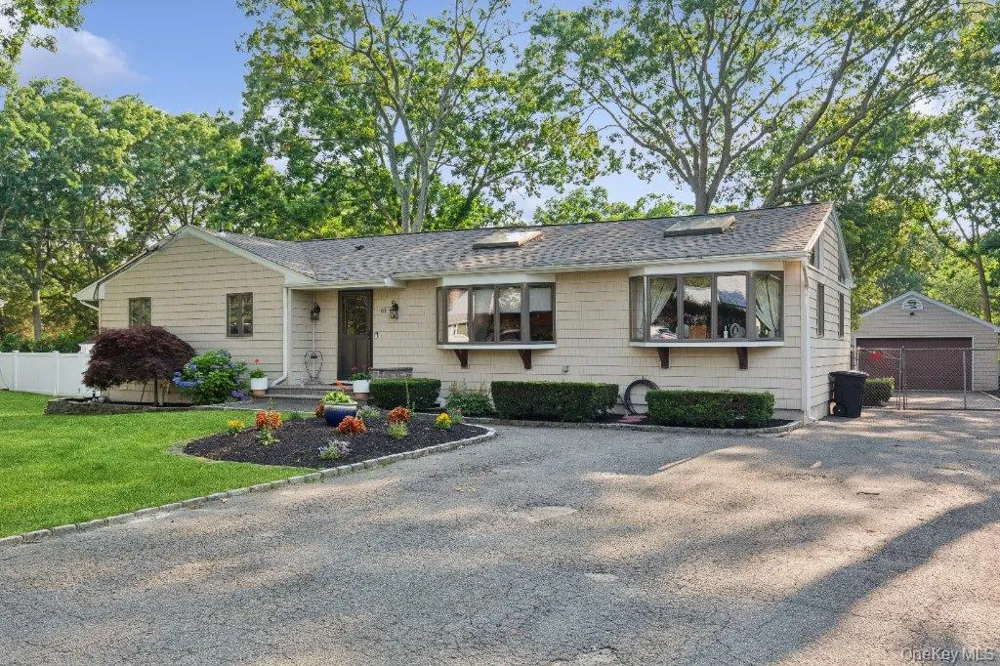 61 Timber Drive Calverton, NY 11933