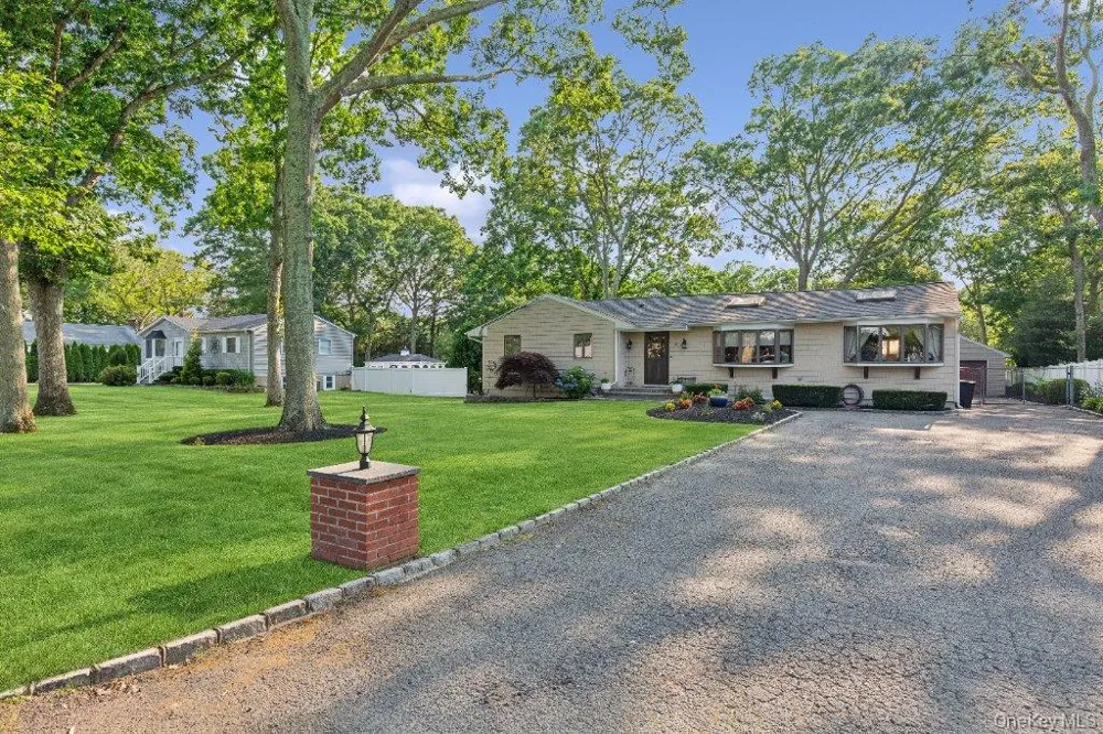 61 Timber Drive Calverton, NY 11933