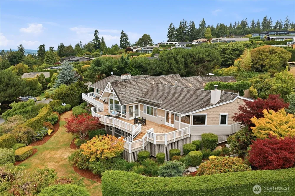 8900 NE 16th Street Clyde Hill, WA 98004