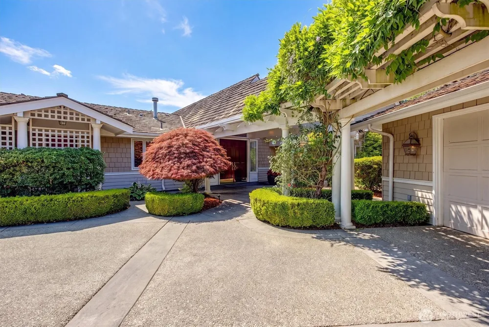 8900 NE 16th Street Clyde Hill, WA 98004
