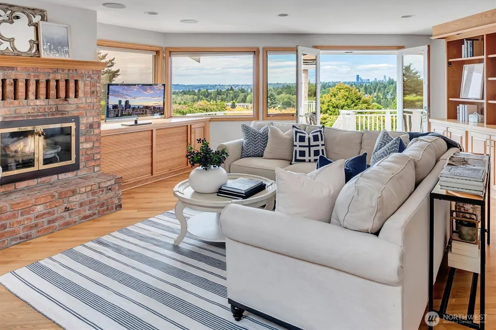 8900 NE 16th Street Clyde Hill, WA 98004