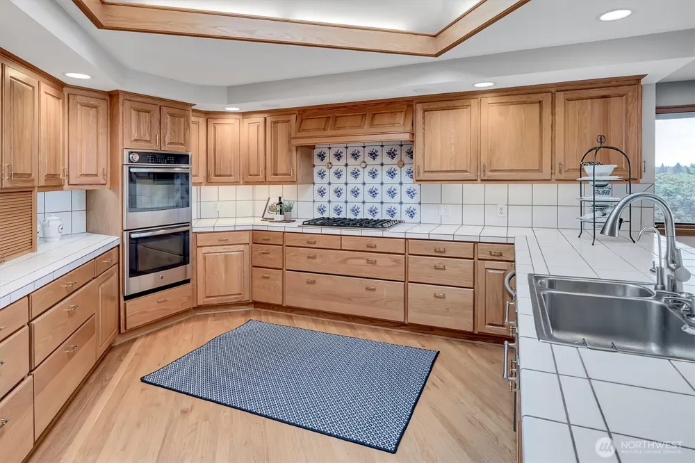 8900 NE 16th Street Clyde Hill, WA 98004
